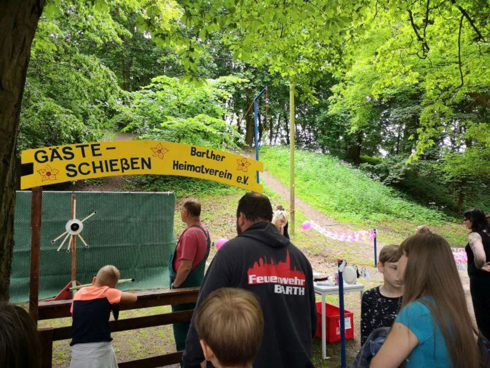 crossbow-shooting-for-guests-barther-children-festival