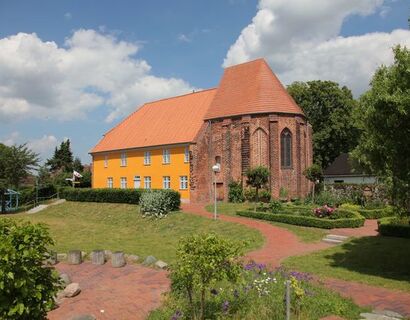 Backstein Kapelle, Restauriert davor ein Bibelgarten