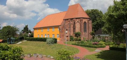 Backstein Kapelle, Restauriert davor ein Bibelgarten