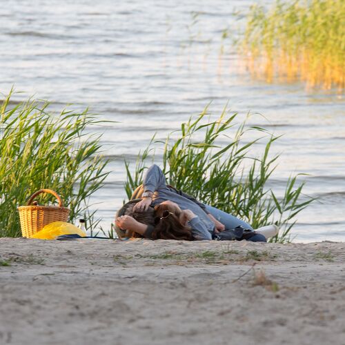 Paar liegt am Strand in Barth